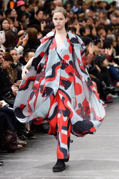 Look 16